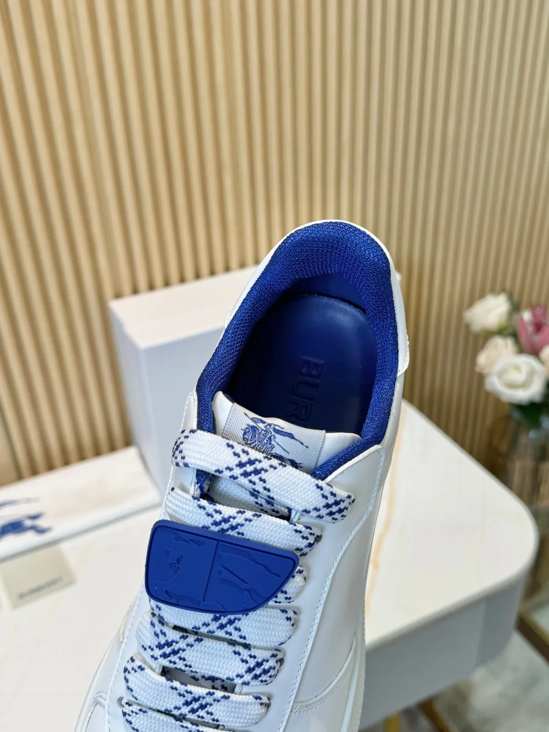 Men's men's shoes 💰560 is released, the classic plaid returns after three years, it is versatile and decorated with worsted Burberry plaid pattern. Featuring a mesh lining and checkered laces, the rubber sole features the archive Burberry monogram. From Burberry's iconic collection, these wardrobe staples are interpreted with the brand's signature style.   ✅Fabric: classic cotton ✅Lining: original board lining, silk cowhide lining ✅Outsole: TPU ✅Color: apricot ✅Number: Men's 39-45 (45 customized)